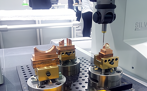 對(duì)于金屬環(huán)境的應(yīng)用，我們?cè)撛趺丛O(shè)計(jì)電子標(biāo)簽和閱讀器天線